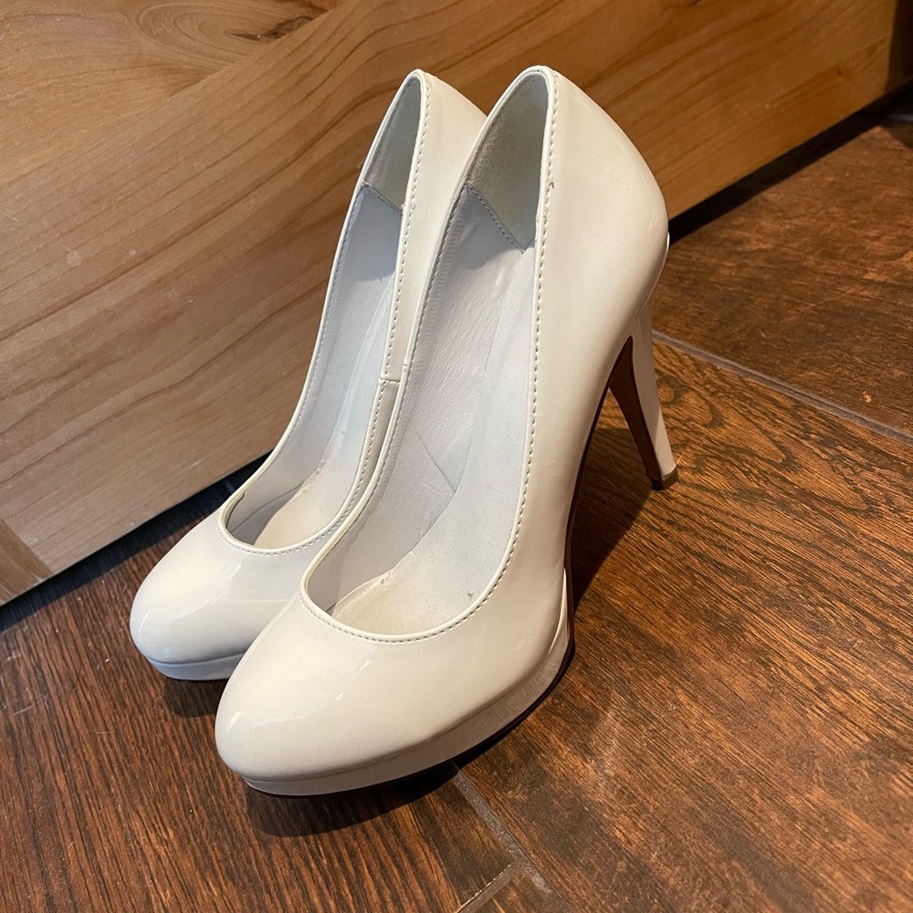 NEW Delicious White Heels
